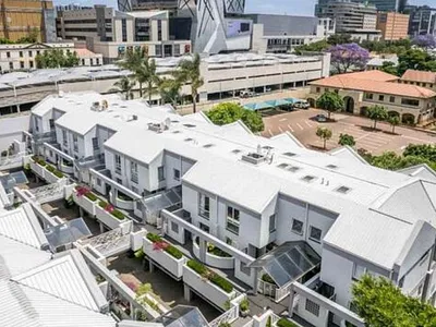 3 Bedroom Townhouse To Rent in Johannesburg - 8BKp.webp