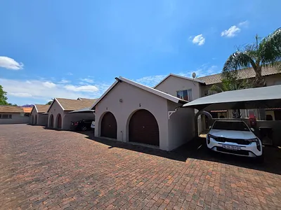 3 Bedroom Townhouse To Rent in Randburg - oBIp.webp