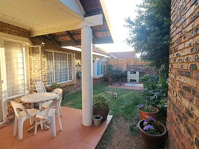 3 Bedroom Townhouse To Rent in Roodepoort - xlkE.webp
