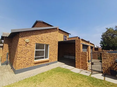 2 Bedroom Townhouse To Rent in Roodepoort - tsnt.webp