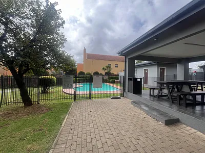 2 Bedroom Apartment For Sale in Randburg - img