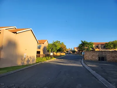 2 Bedroom Apartment To Rent in Randburg - yzxr.webp