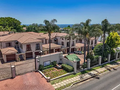 3 Bedroom Townhouse To Rent in Sandton - 4mwb.webp