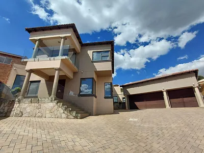 4 Bedroom House To Rent in Roodepoort - Mzz6.webp