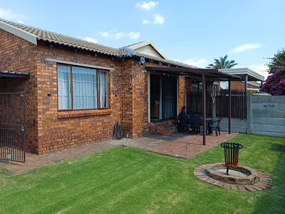 2 Bedroom Townhouse For Sale in Roodepoort - img