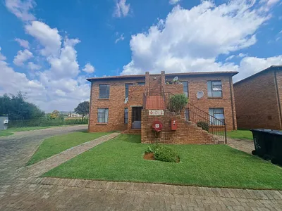 2 Bedroom Apartment To Rent in Roodepoort - vLe2.webp
