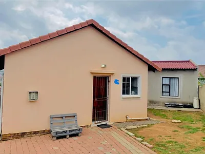 2 Bedroom House For Sale in Roodepoort - alQC.webp