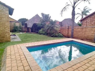 3 Bedroom Townhouse For Sale in Roodepoort - mP41.webp