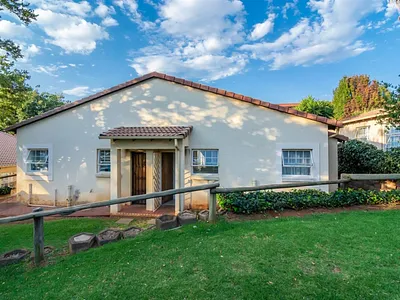 3 Bedroom Townhouse For Sale in Roodepoort - U56a.webp