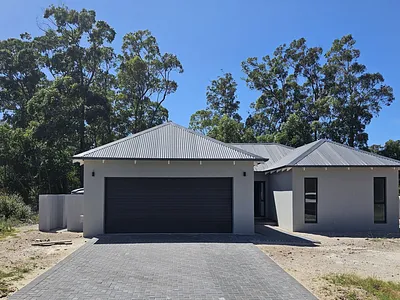 3 Bedroom House For Sale in Port Elizabeth - Os1A.webp
