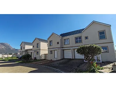 3 Bedroom Townhouse For Sale in Cape Town - 0o9U.webp