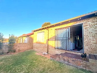 2 Bedroom Townhouse For Sale in Roodepoort - 5ONf.webp