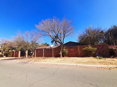 4 Bedroom House For Sale in Johannesburg - Syu0.webp