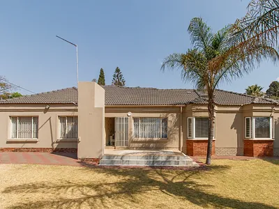 4 Bedroom House For Sale in Centurion - 5d2L.webp