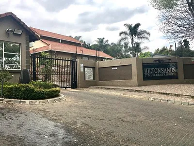 4 Bedroom Townhouse For Sale in Sandton - ZNf0.webp