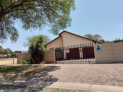 4 Bedroom House For Sale in Roodepoort - Bo2l.webp