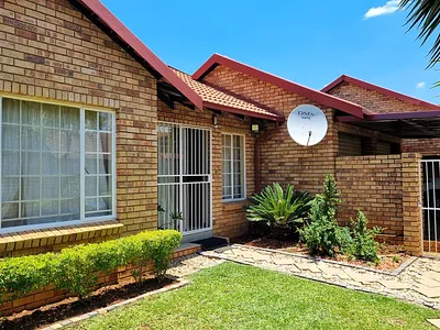 3 Bedroom Townhouse For Sale in Pretoria - 04bc.webp