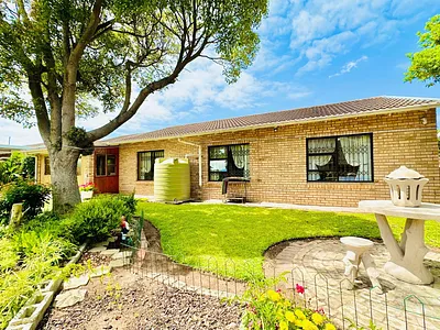 3 Bedroom Townhouse For Sale in Port Elizabeth - 528y.webp