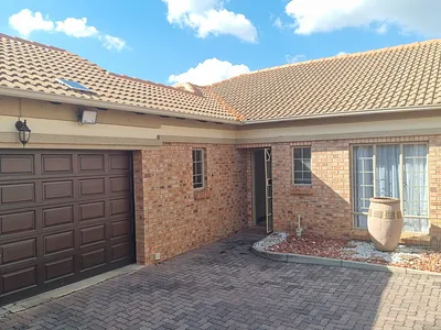 3 Bedroom Townhouse For Sale in Pretoria - QiuG.webp