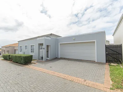 3 Bedroom Townhouse For Sale in Port Elizabeth - xqx0.webp