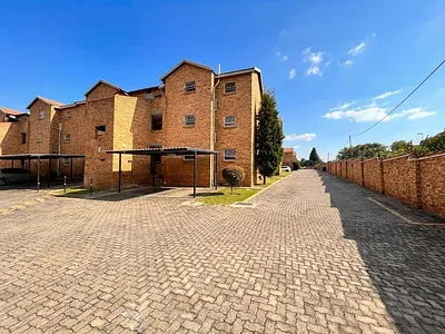 2 Bedroom Apartment For Sale in Roodepoort - img