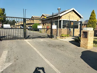 2 Bedroom Apartment For Sale in Roodepoort - S64m.webp