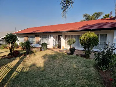 4 Bedroom House For Sale in Roodepoort - 58sX.webp