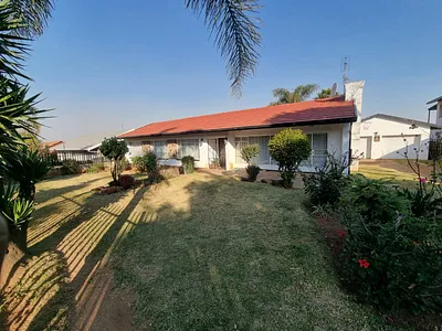 4 Bedroom House For Sale in Roodepoort - 6ag0.webp