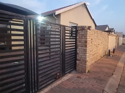 2 Bedroom House For Sale in Roodepoort - F72b.webp