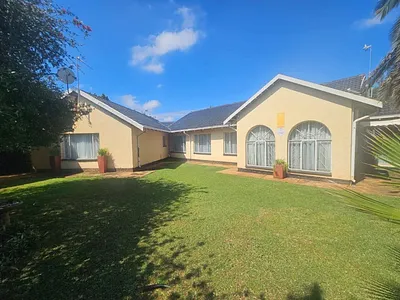 3 Bedroom House For Sale in Helikonpark, Randfontein - vDiQ.webp