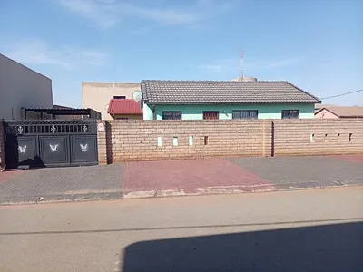 3 Bedroom House For Sale in Soweto - rvSR.webp