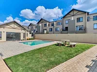 2 Bedroom Apartment To Rent in Roodepoort - X9Sc.webp