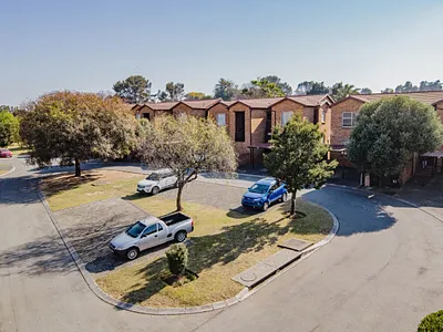 2 Bedroom Apartment For Sale in Roodepoort - 5llX.webp