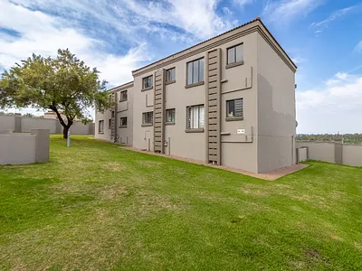 2 Bedroom Apartment To Rent in Roodepoort - img
