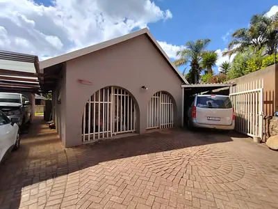 4 Bedroom House For Sale in Roodepoort - xosG.webp