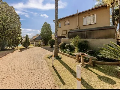 3 Bedroom Townhouse For Sale in Roodepoort - X7Vr.webp