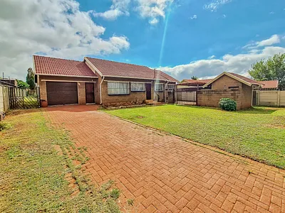 3 Bedroom House For Sale in Roodepoort - dgG8.webp