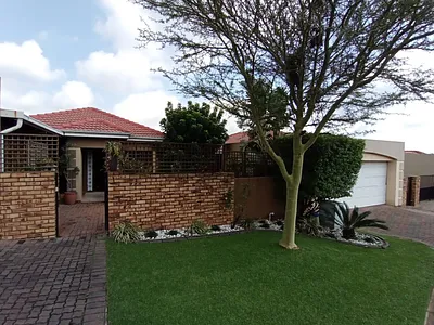 2 Bedroom Townhouse For Sale in Roodepoort - cXqI.webp