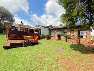 4 Bedroom House For Sale in Roodepoort - 57cl.webp