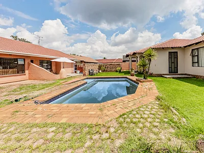 5 Bedroom House For Sale in Roodepoort - RZsY.webp