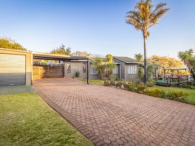 3 Bedroom House For Sale in Roodepoort - dkaT.webp