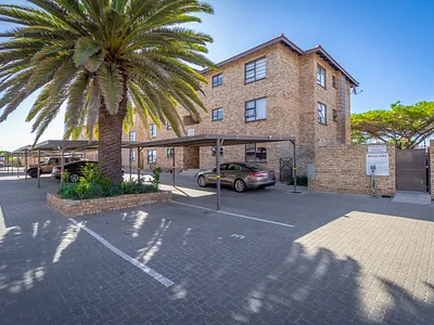 3 Bedroom Townhouse For Sale in Roodepoort - 8aYX.webp