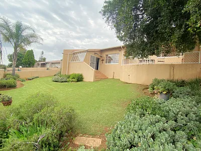 3 Bedroom Townhouse For Sale in Roodepoort - JIQg.webp