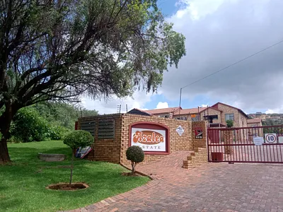 2 Bedroom Townhouse For Sale in Roodepoort - DgnF.webp