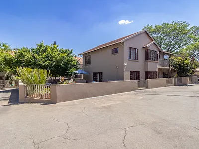 5 Bedroom Townhouse For Sale in Roodepoort - NzFg.webp