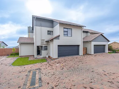 5 Bedroom House For Sale in Roodepoort - 2KV5.webp