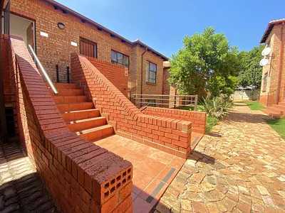 2 Bedroom Apartment For Sale in Roodepoort - 6cLF.webp