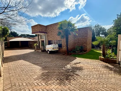 4 Bedroom House For Sale in Roodepoort - 33aU.webp