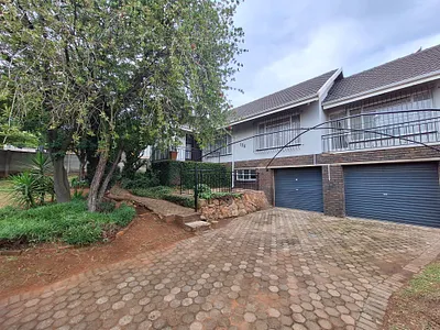 3 Bedroom House For Sale in Roodepoort - U8KY.webp