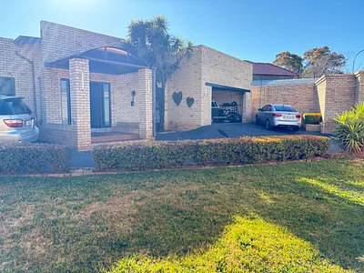 4 Bedroom House For Sale in Roodepoort - OVCj.webp